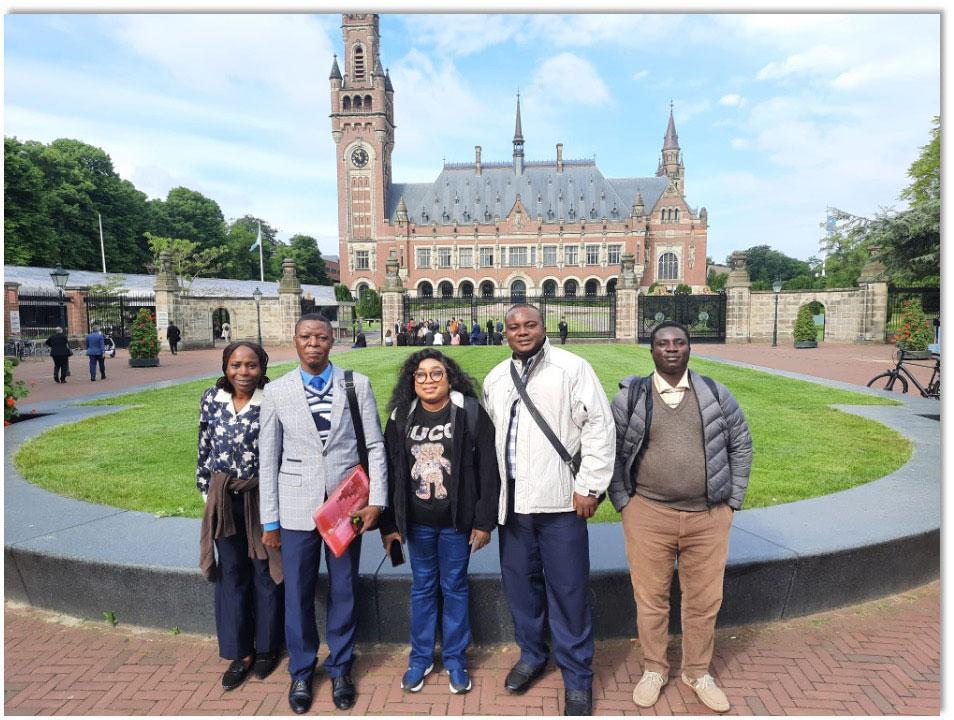 Delegation Nigeria In front of peace palace